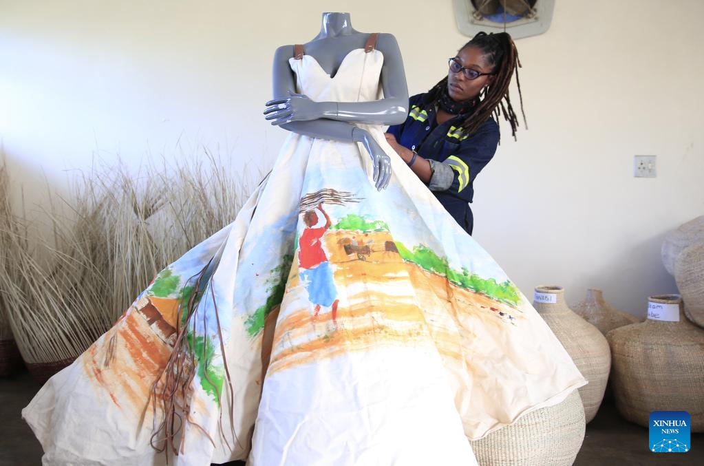 Zimbabwean designer celebrates tradition through fashion-Xinhua