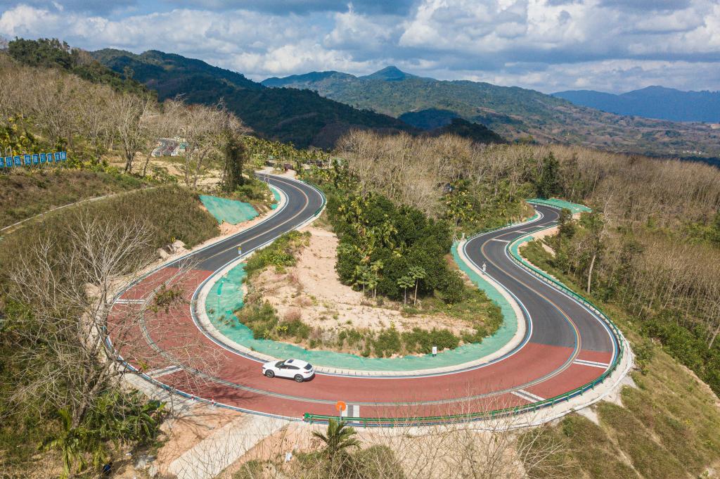Scenic loop highways promote tourism in south China's Hainan-Xinhua