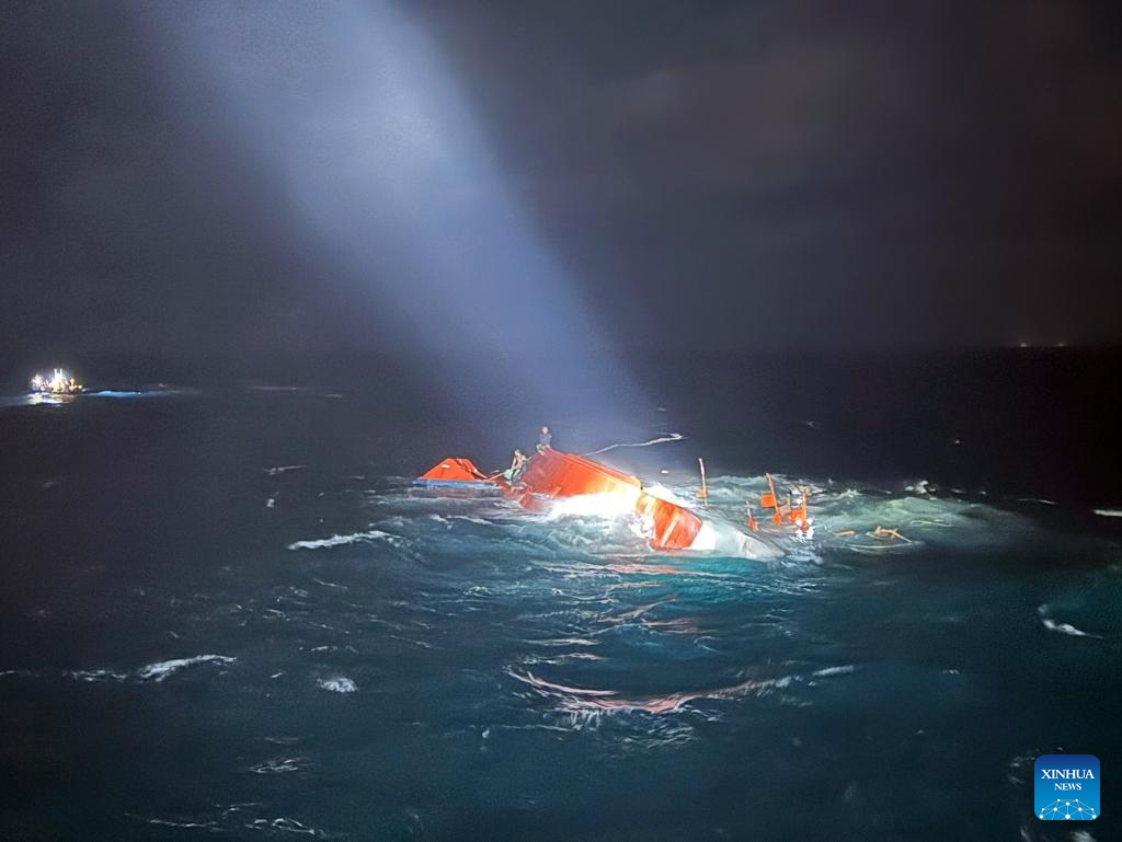 5 rescued after fishing boat capsizes off S. Korea's southern island-Xinhua