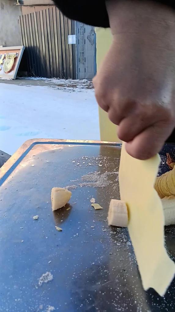 Freezing cold turns tofu into "ice blade" in northeast China