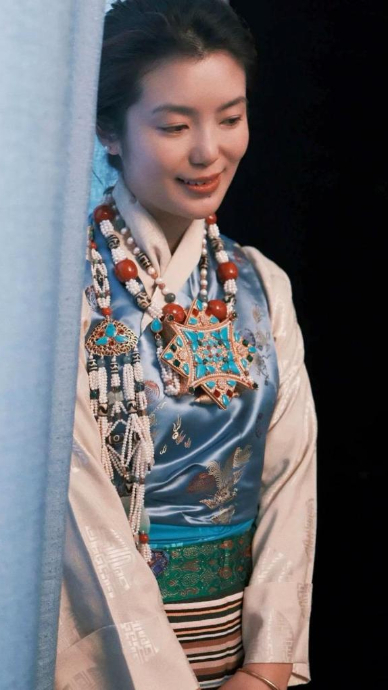 Experiencing charm of traditional Tibetan clothing