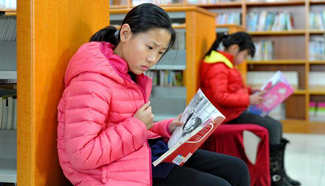 Students read books at Cangzhou Library during winter vacation